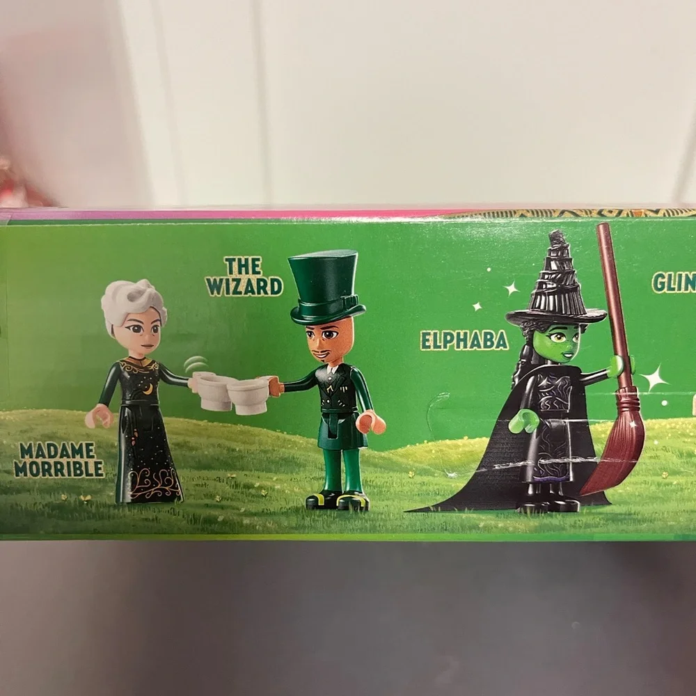 LEGO Wicked WelcomeTo Emerald City 75684 945Pcs 9+ Playset - Green/Gold/Pink NIB - Picture 10 of 13